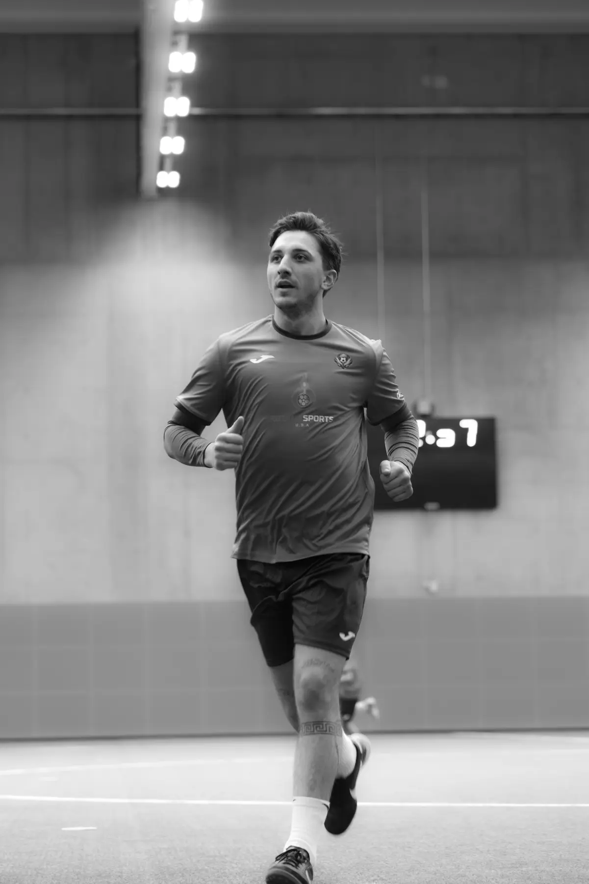 Spieler läuft durch die Halle, schwarz-weiß